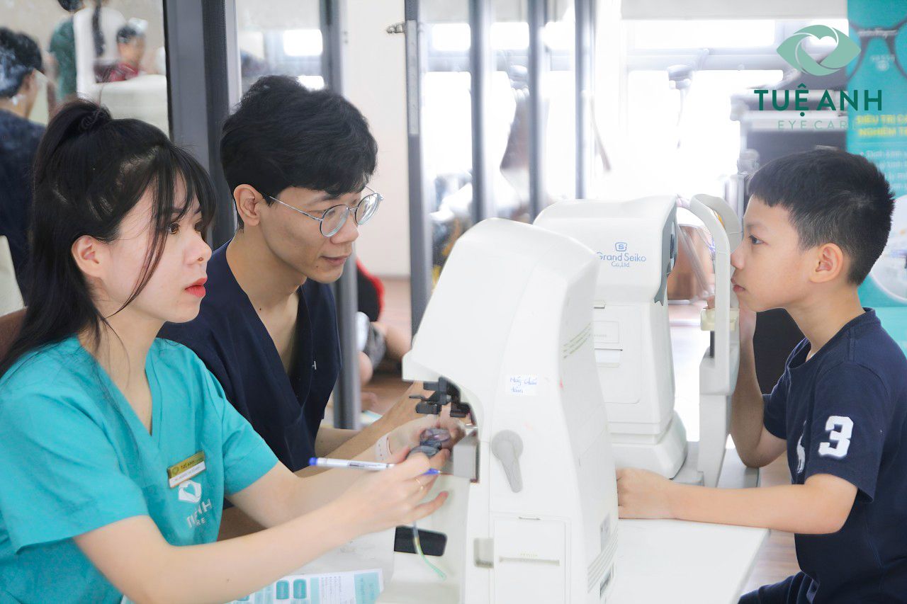 PHÁT HIỆN SỚM TẬT KHÚC XẠ CHO GẦN 500 HỌC SINH KHỐI TIỂU HỌC TRƯỜNG MARIE CURIE