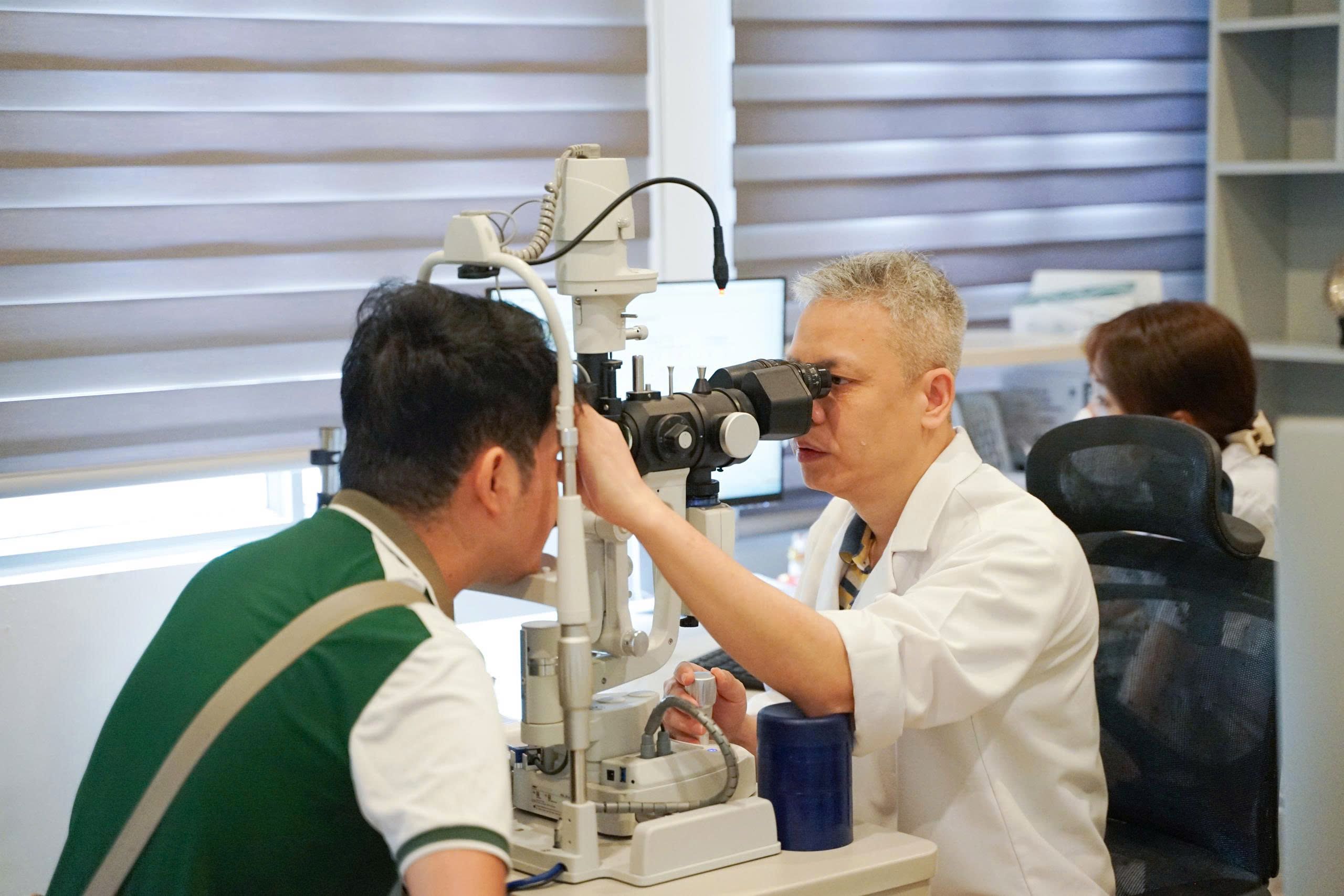 Cháu Kiên 16 tuổi tái khám sau 6 tháng sử dụng tròng kiểm soát cận thị