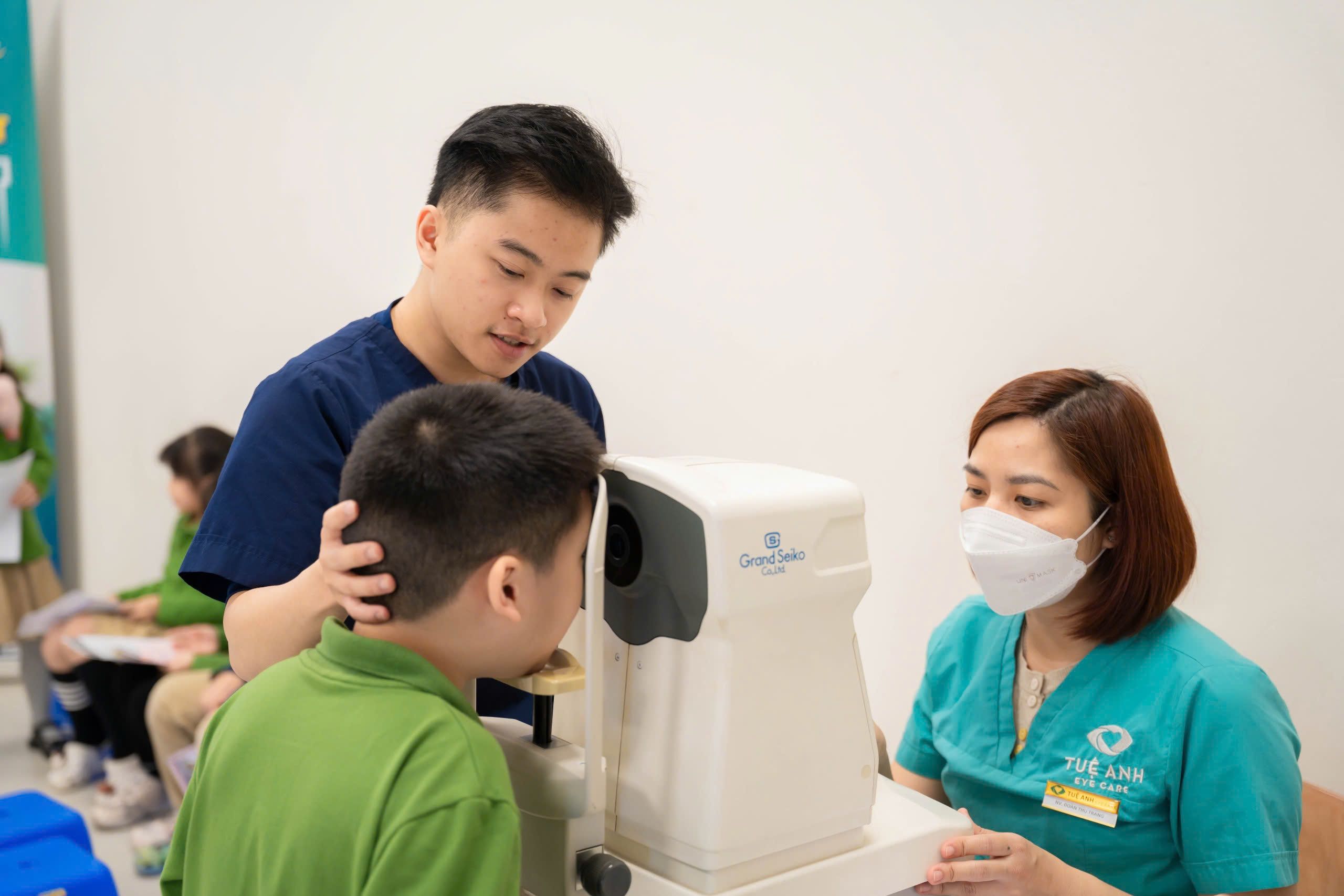 Hành trình chăm sóc đôi mắt học đường cho hơn 700 học sinh tại Trường Marie Curie