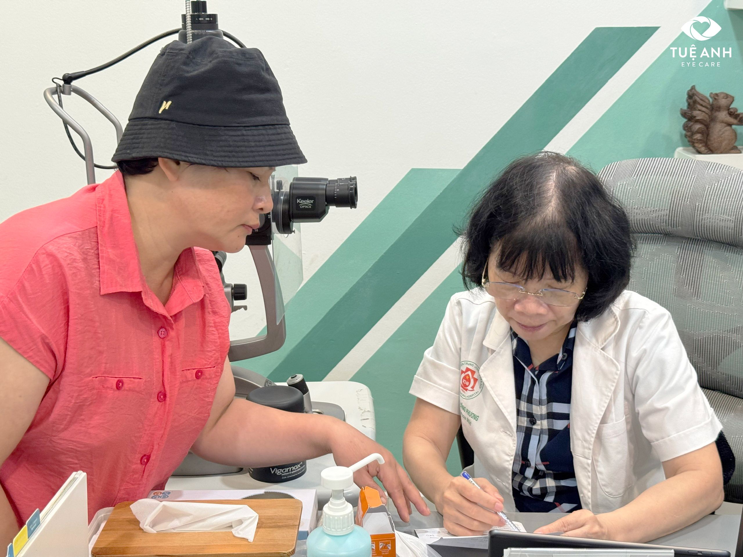 “Tôi cứ nghĩ mắt mờ là chuyện tuổi già… ai ngờ lại cần được theo dõi kỹ đến vậy.”