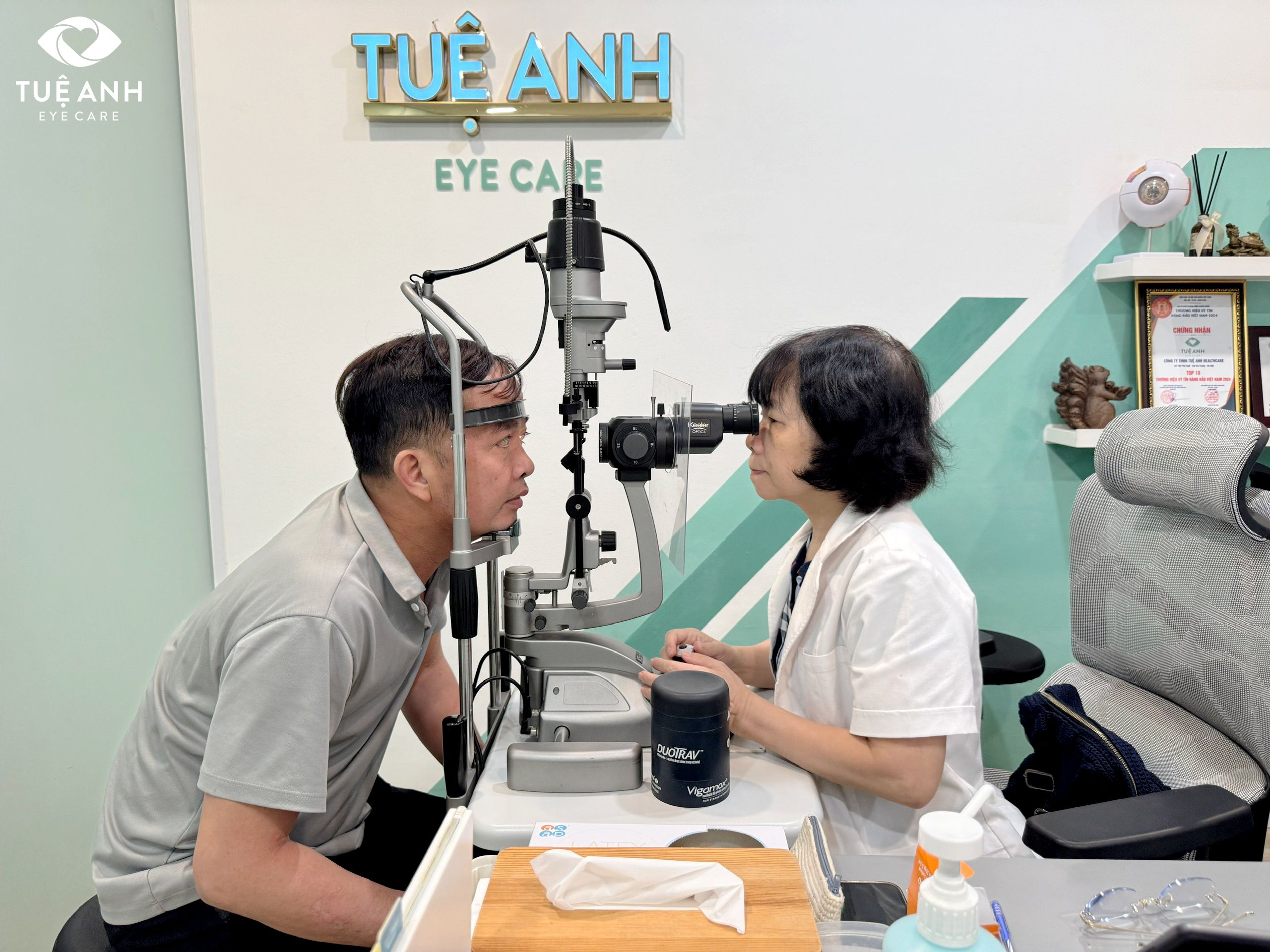 Bác sĩ Đông Phương và hành trình xoa dịu cơn đau cho bệnh nhân hỏng mắt trái do sẹo hoàng điểm