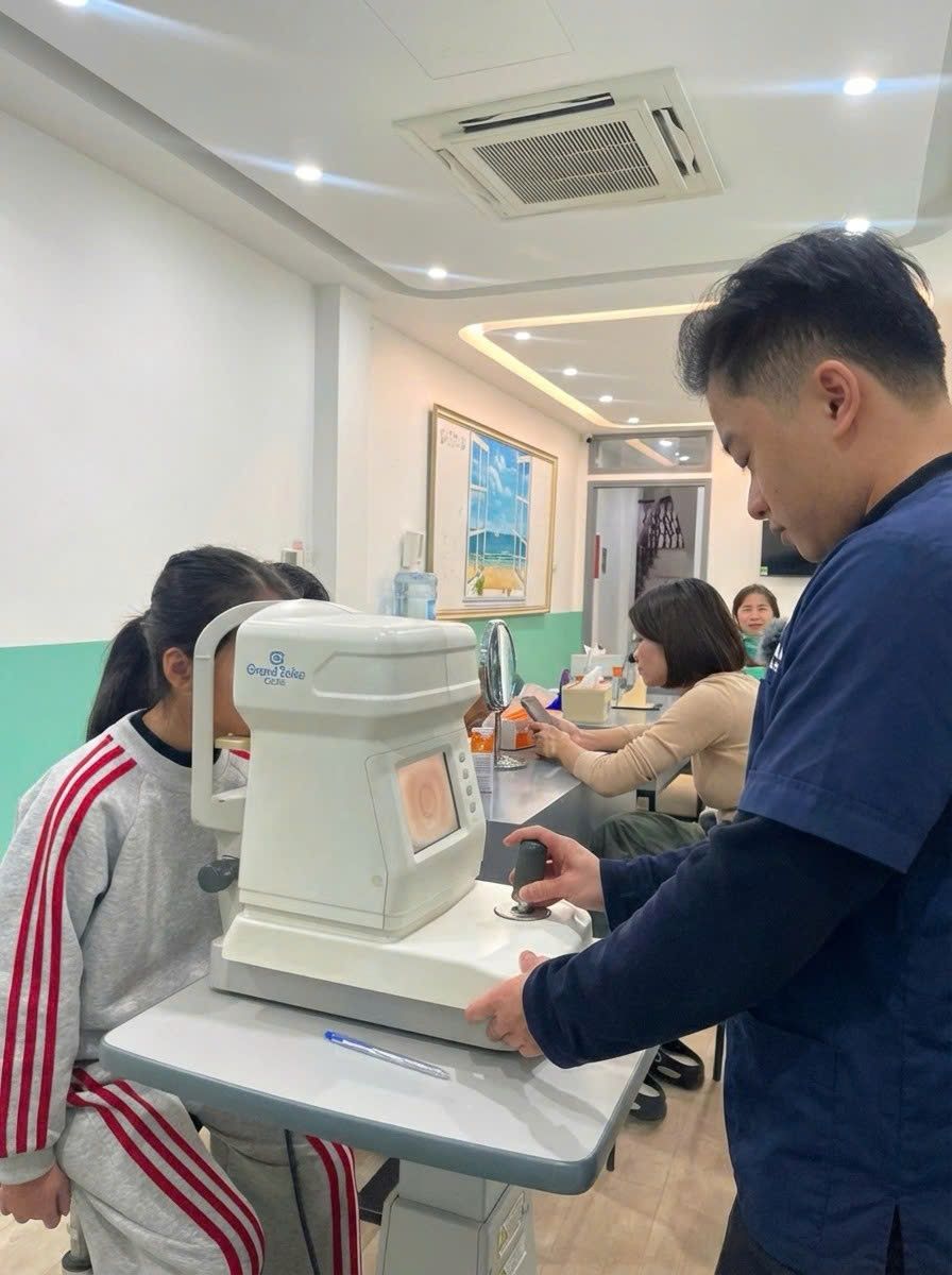 Phác đồ kiểm soát cận thị kịp thời cho bé Bảo Ngọc khi trục nhãn cầu có dấu hiệu dài nhanh hơn so với độ tuổi