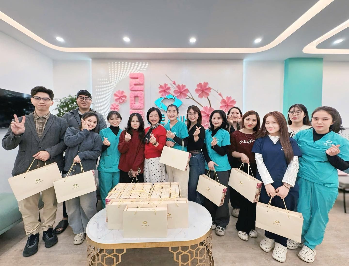 Tết đến - xuân về, Phòng khám Mắt Tuệ Anh trao gửi yêu thương và tri ân đội ngũ 