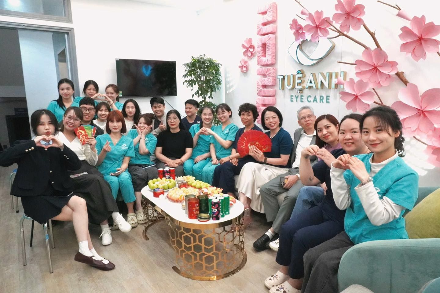 Phòng khám Mắt Tuệ Anh khai xuân rộn ràng đón chào một năm mới hừng hực khí thế