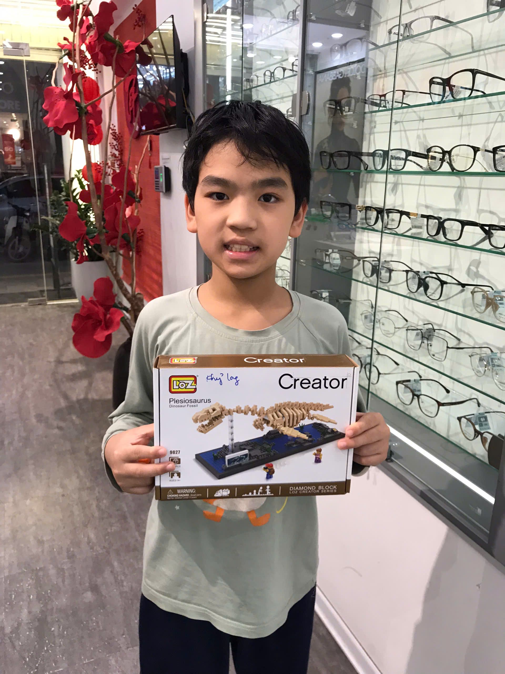 Đến tái khám sau thời gian sử dụng Ortho-k - Rinh luôn logo khủng long siêu ngầu