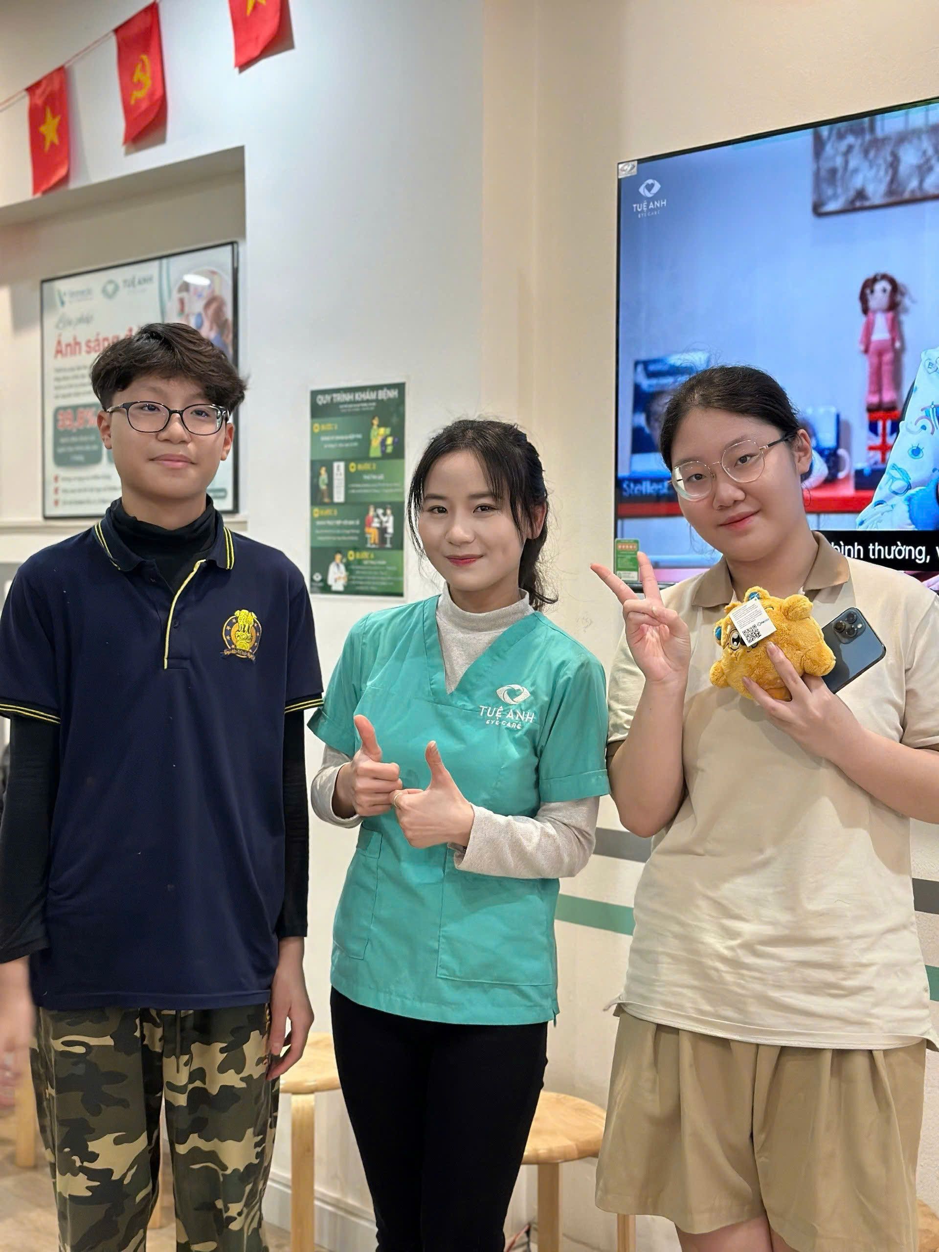 Kiểm soát cận thị bằng tròng kính MyoCare S và 