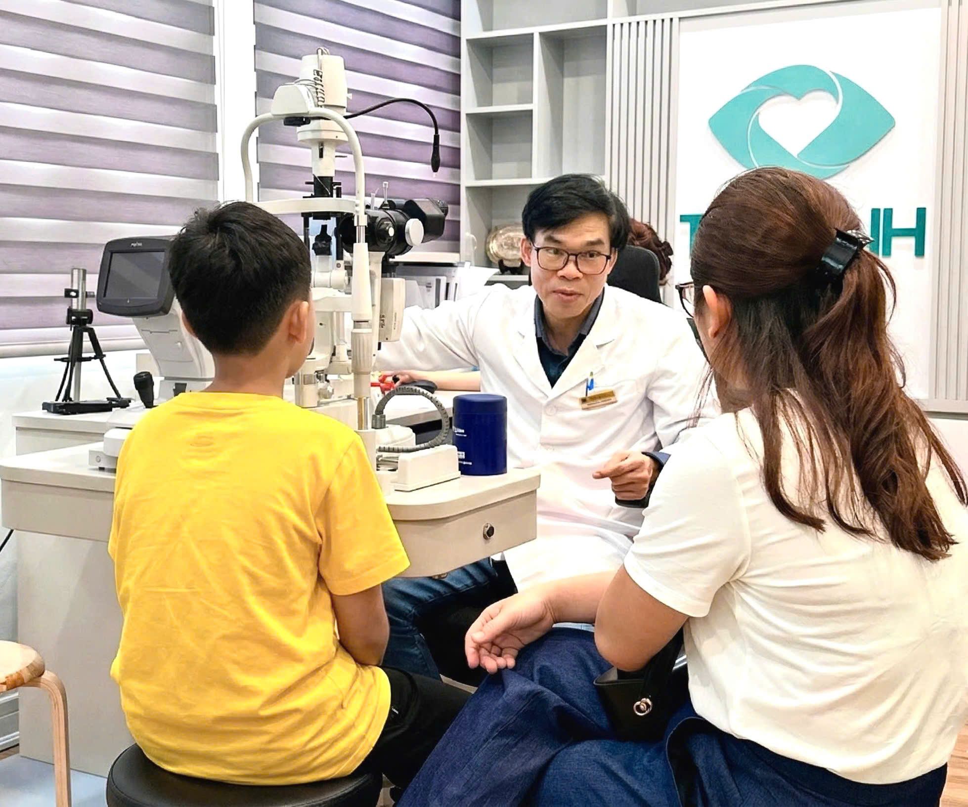 Đi khám mắt cho mẹ, nhưng lại 