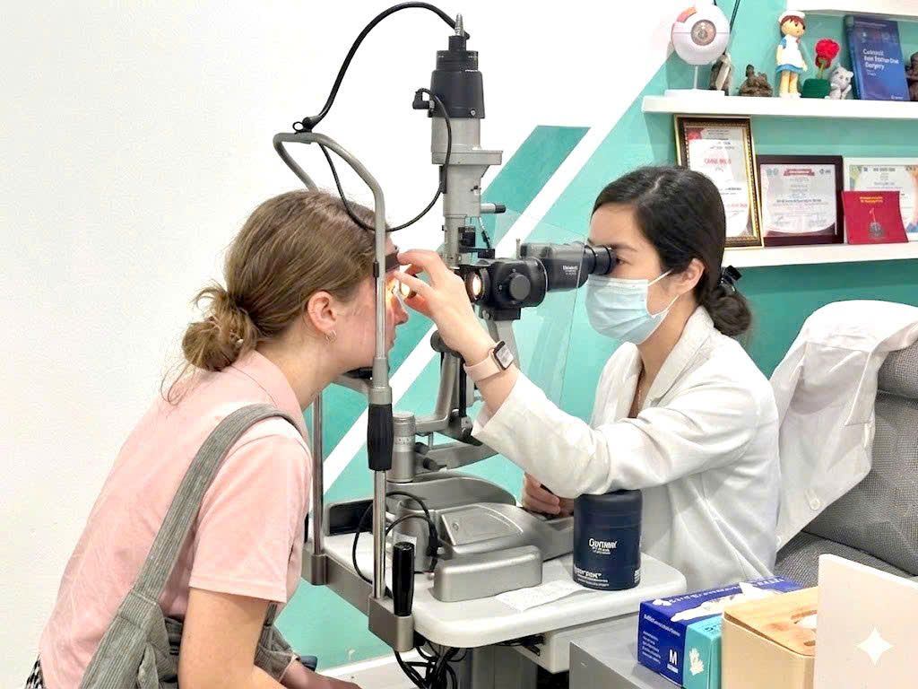 Khi ngôn ngữ không còn là rào cản: Tuệ Anh chinh phục trọn niềm tin của vị khách quốc tế