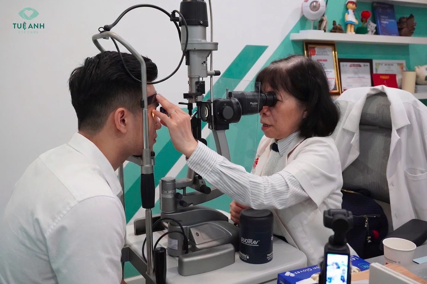 “Chỉ nghĩ là tăng độ cận do làm việc với máy tính nhiều” - Chàng trai cận 9 độ được chỉ định phẫu thuật vì bong võng mạc