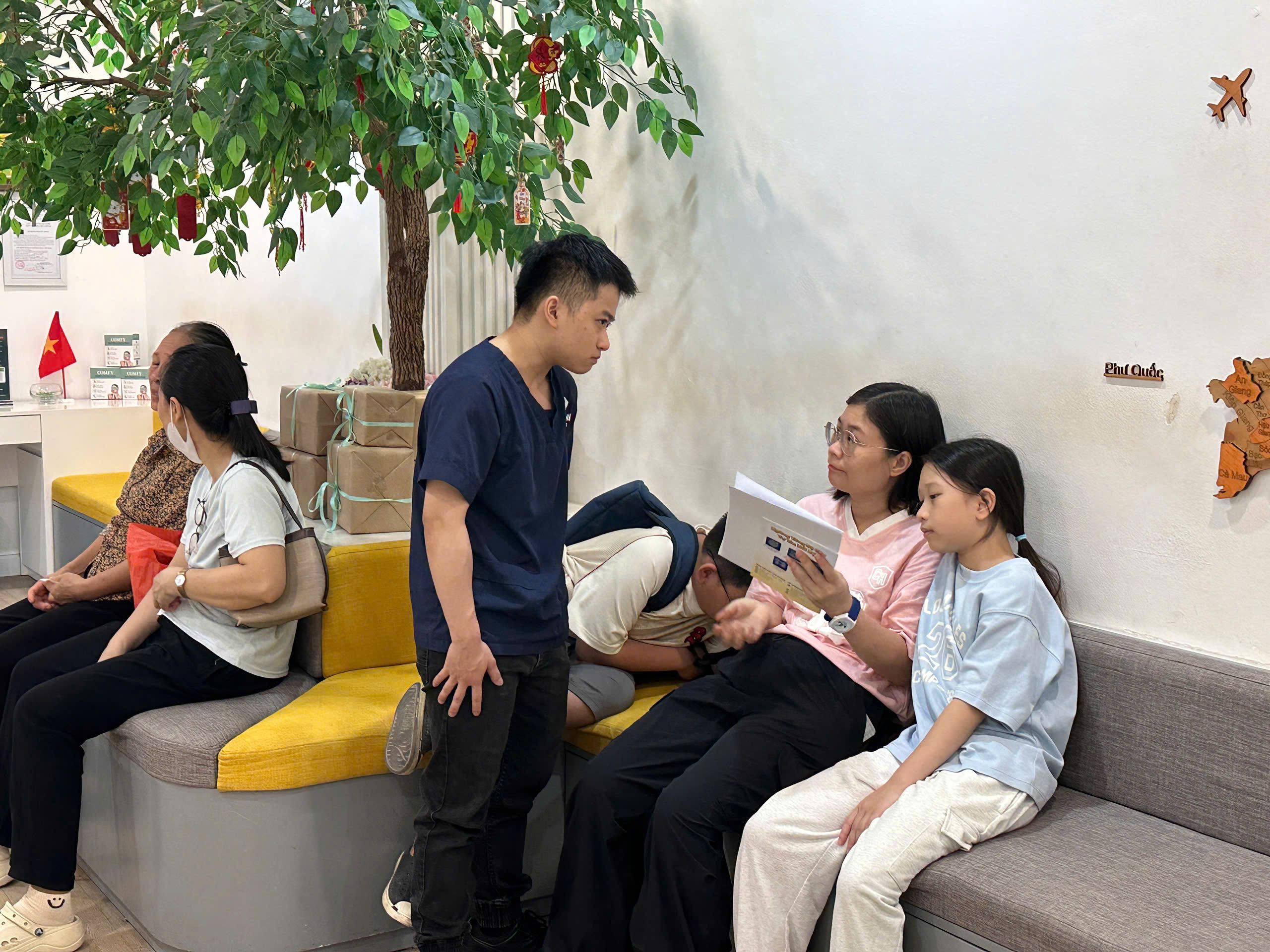 Mẹ và 2 bé Khanh - Hân chia sẻ bí quyết kiểm soát cận thị “nhàn tênh” nhờ “Bản đồ thị lực” tại Tuệ Anh