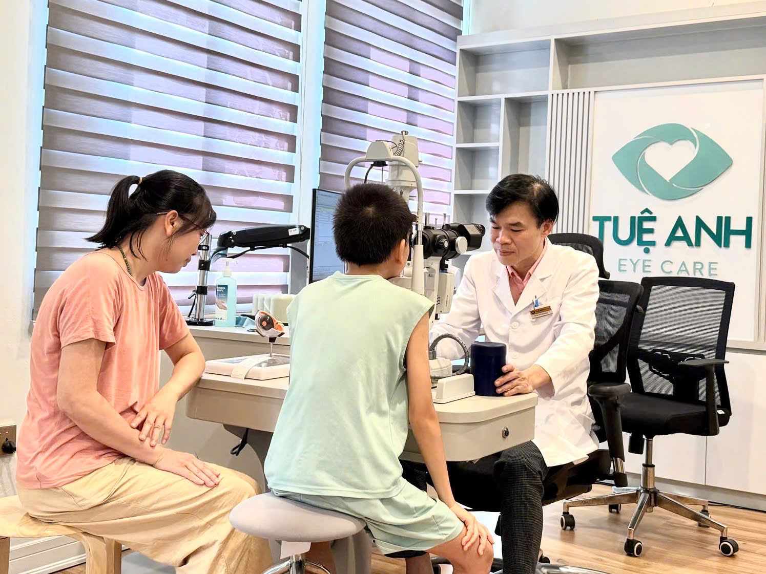 Tin tưởng hiệu quả kiểm soát cận thị từ bạn lớn, mẹ H tiếp tục lựa chọn kính áp tròng ortho-k cho bé thứ 2 tại Tuệ Anh