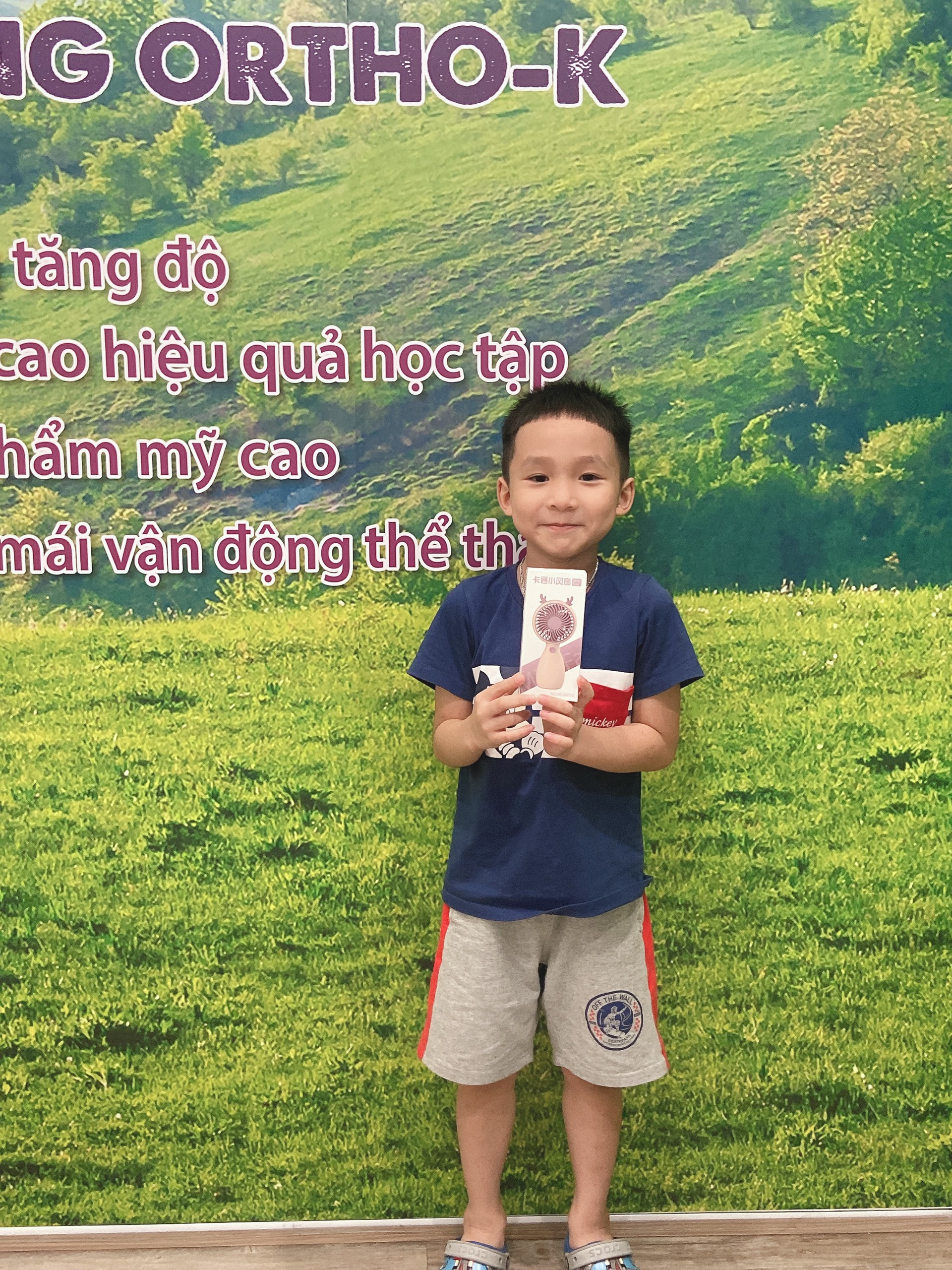 Hình ảnh các bạn nhỏ hào hứng nhận quà từ Phòng khám Mắt Tuệ Anh